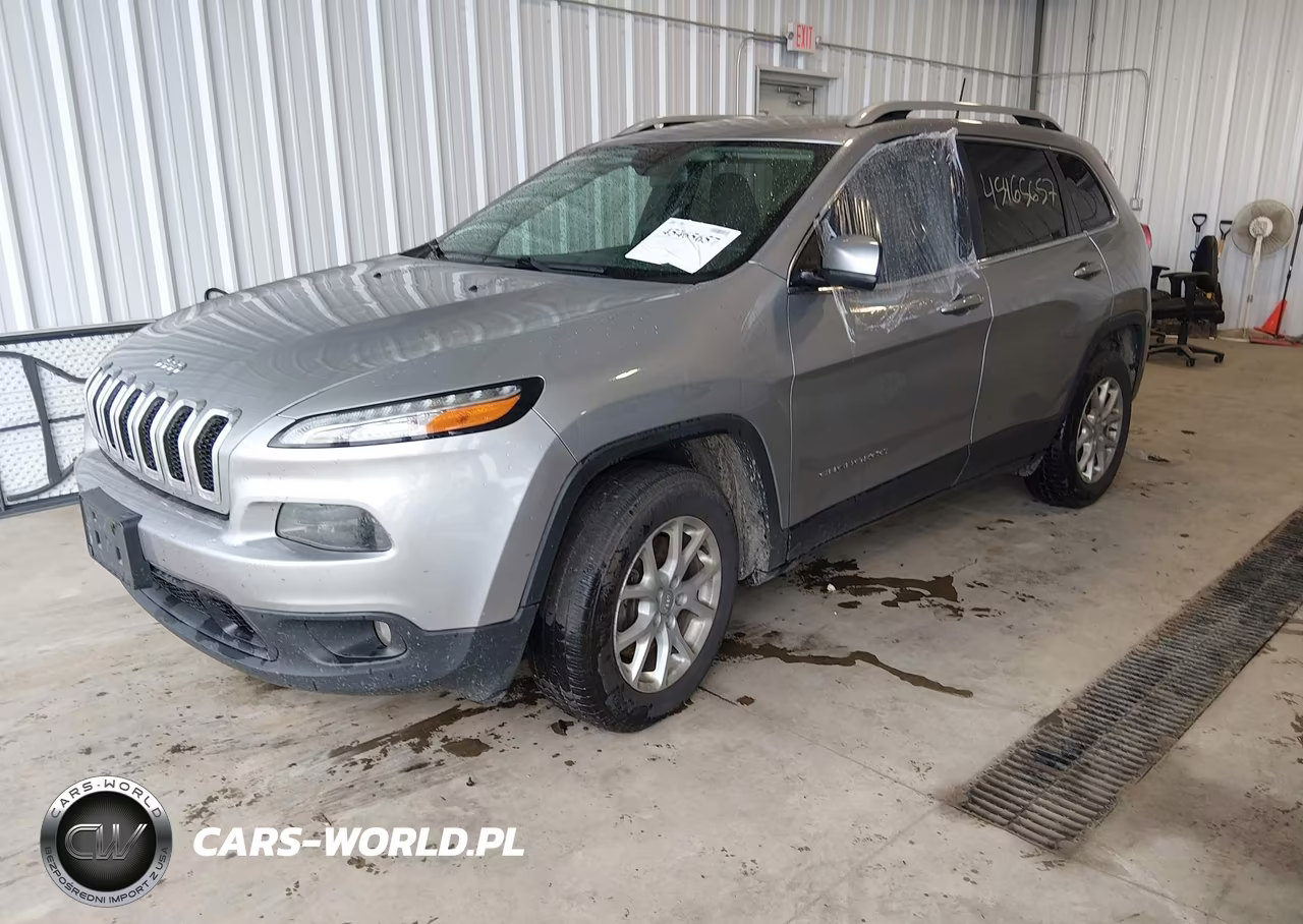 2017 Jeep Cherokee Latitude 4X4 VIN:1C4PJMCSXHW636160 - 2