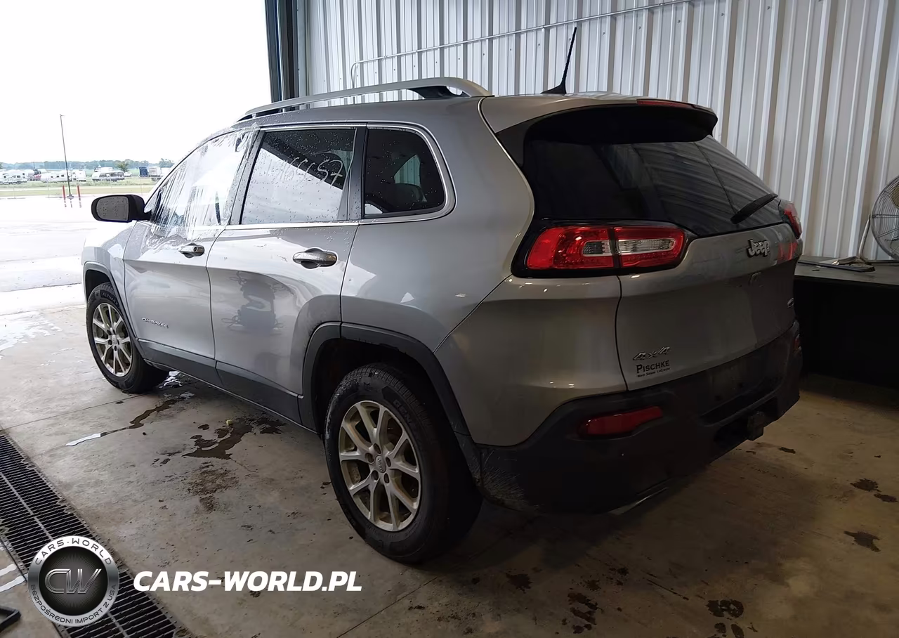 2017 Jeep Cherokee Latitude 4X4 VIN:1C4PJMCSXHW636160 - 3