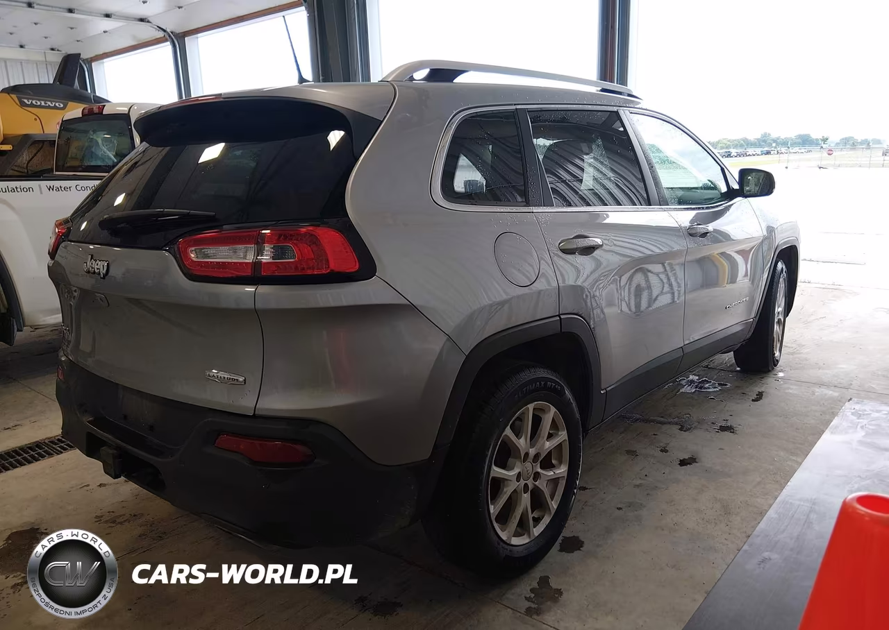 2017 Jeep Cherokee Latitude 4X4 VIN:1C4PJMCSXHW636160 - 4