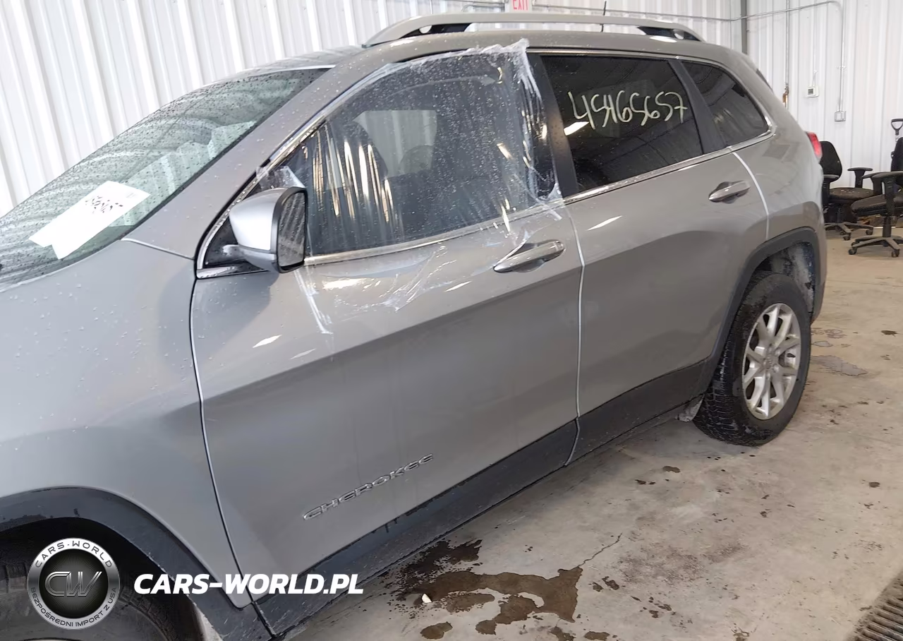 2017 Jeep Cherokee Latitude 4X4 VIN:1C4PJMCSXHW636160 - 6
