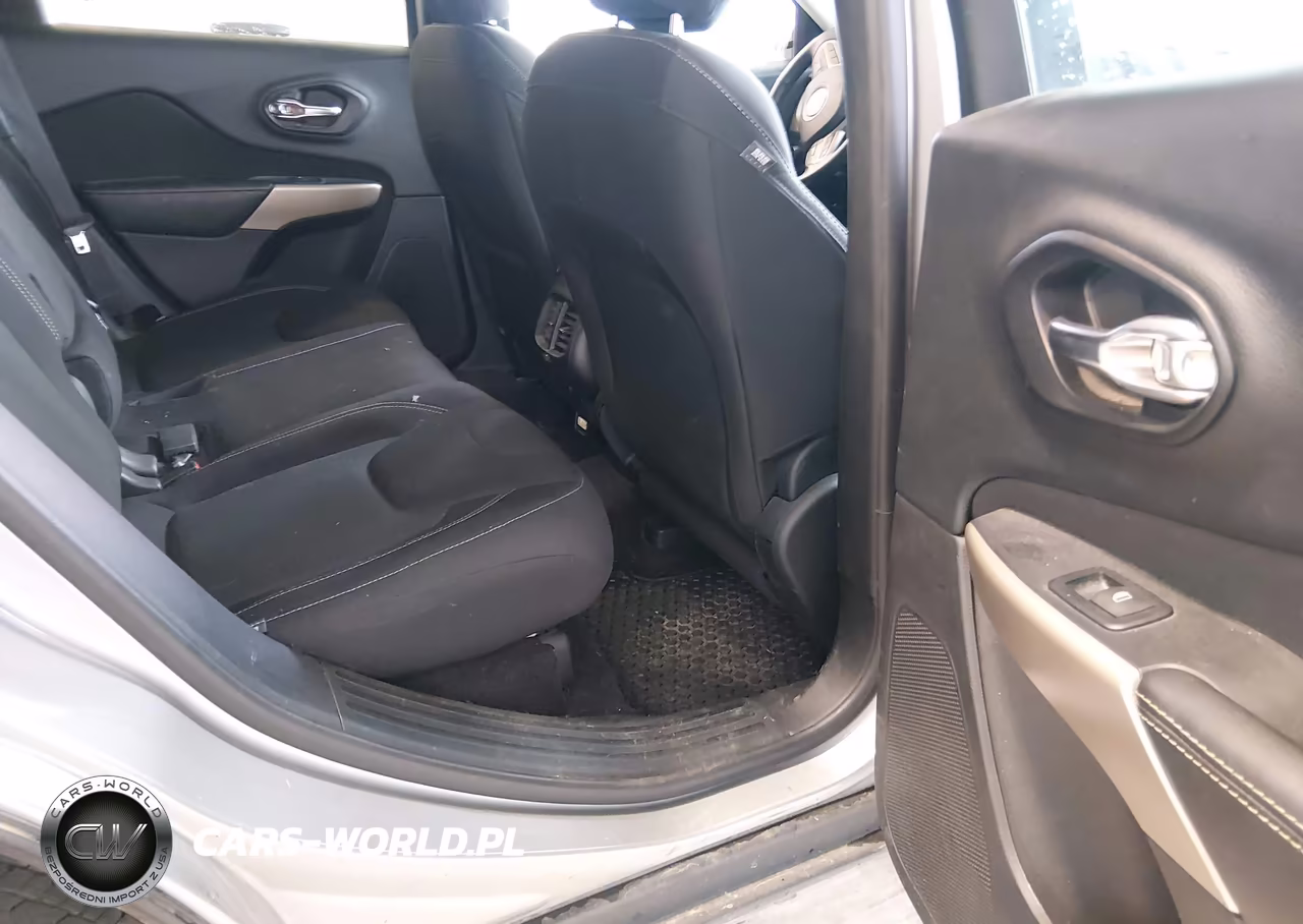 2017 Jeep Cherokee Latitude 4X4 VIN:1C4PJMCSXHW636160 - 8