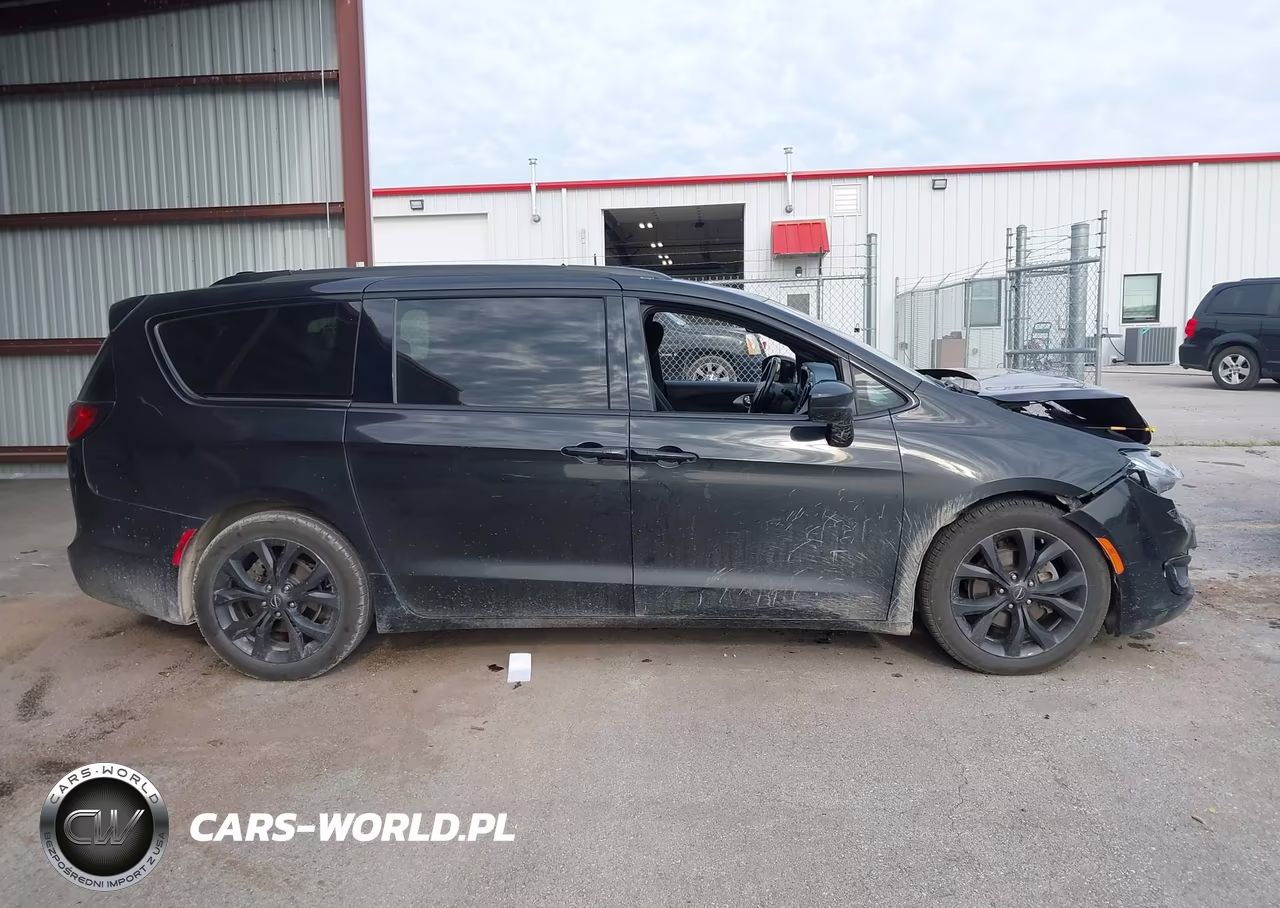 2018 Chrysler Pacifica Touring Plus VIN:2C4RC1FG6JR235101 - 14