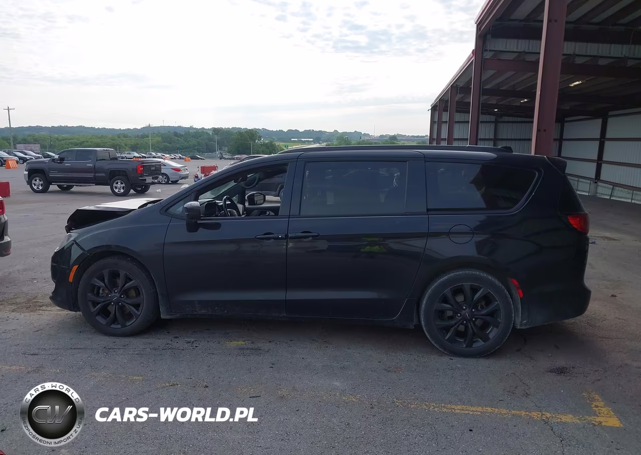 2018 Chrysler Pacifica Touring Plus VIN:2C4RC1FG6JR235101 - 15