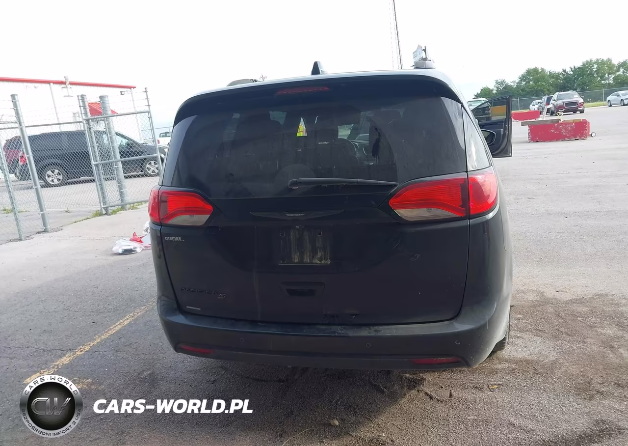 2018 Chrysler Pacifica Touring Plus VIN:2C4RC1FG6JR235101 - 17
