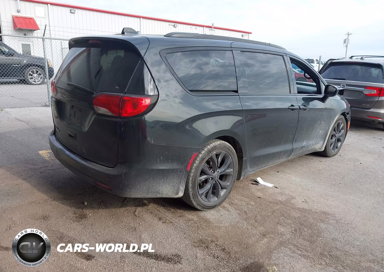 2018 Chrysler Pacifica Touring Plus VIN:2C4RC1FG6JR235101 - 4