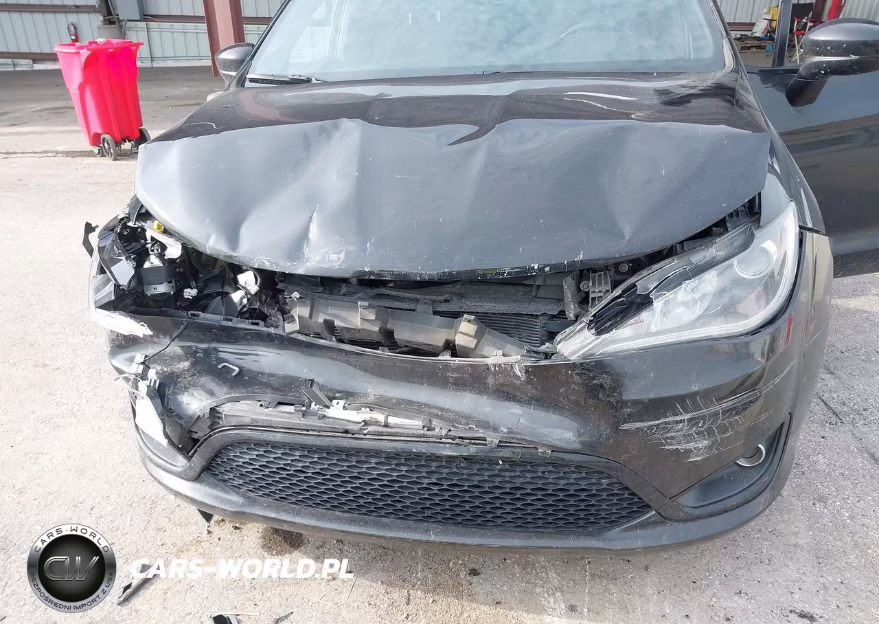 2018 Chrysler Pacifica Touring Plus VIN:2C4RC1FG6JR235101 - 6
