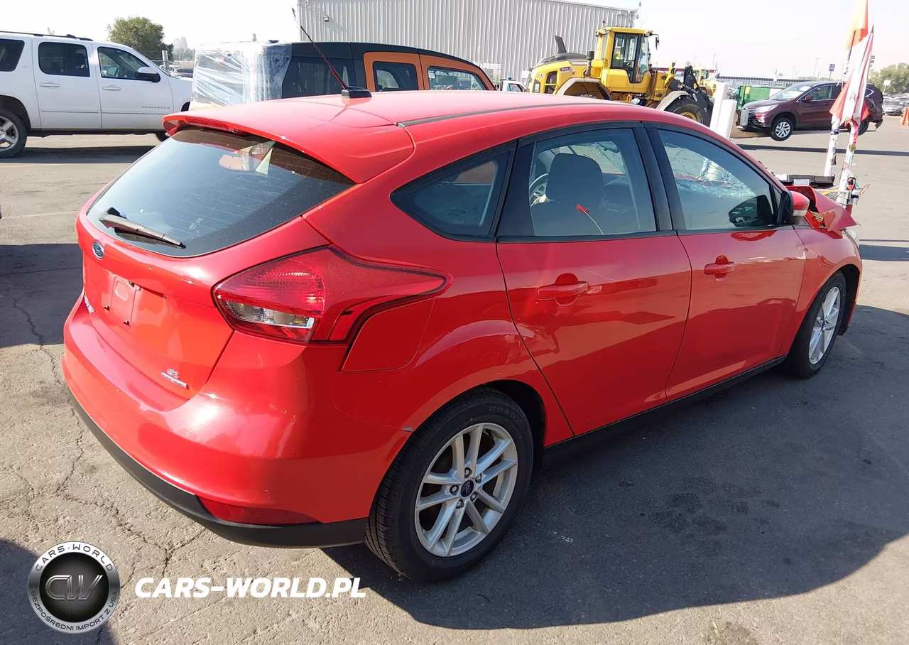 2016 Ford Focus Se VIN:1FADP3K24GL373554 - 4