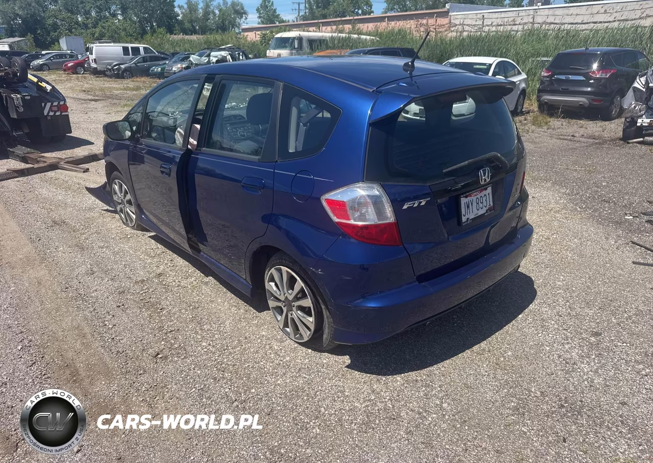 2013 Honda Fit Sport VIN:JHMGE8H50DC016989 - 3