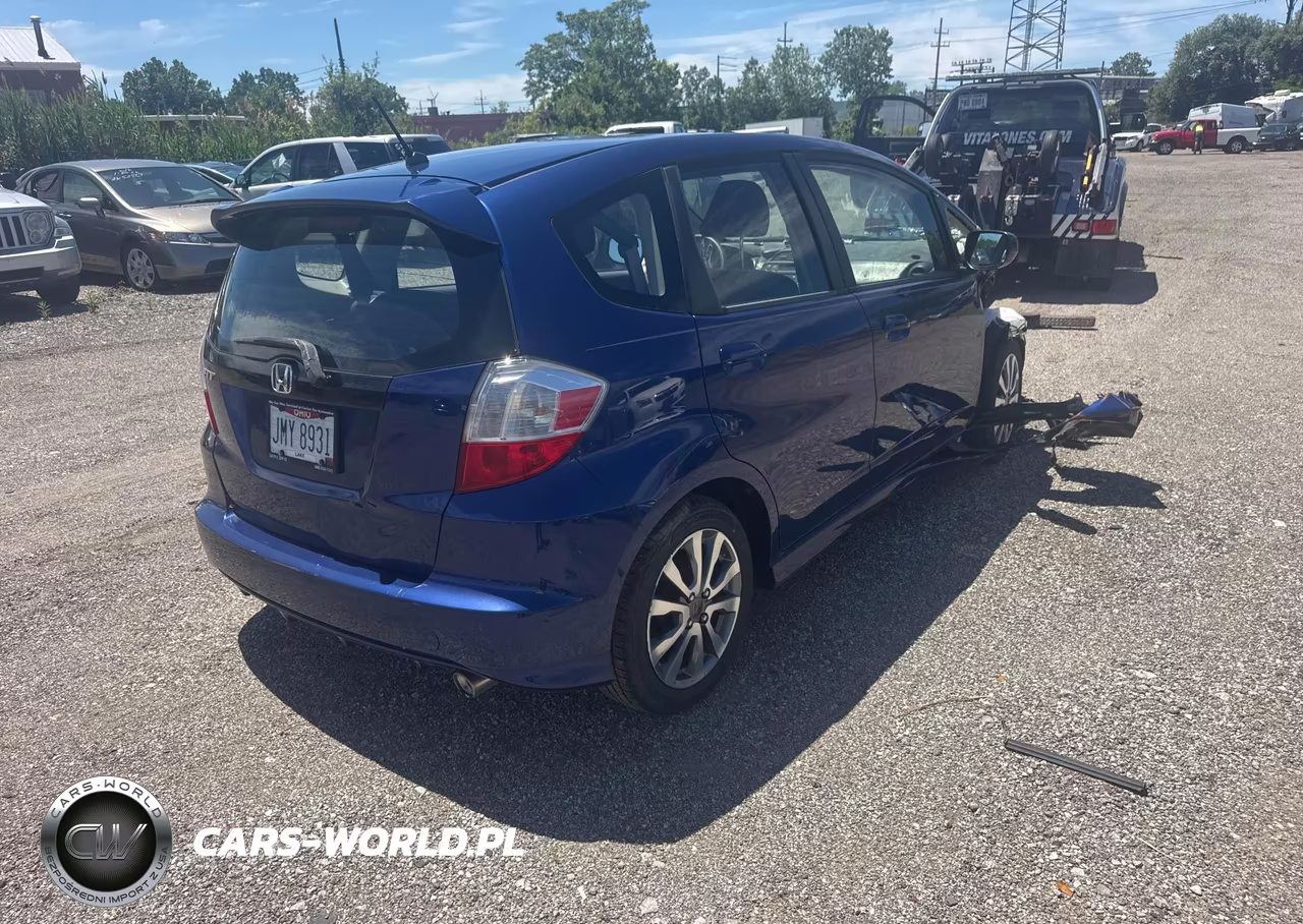 2013 Honda Fit Sport VIN:JHMGE8H50DC016989 - 4