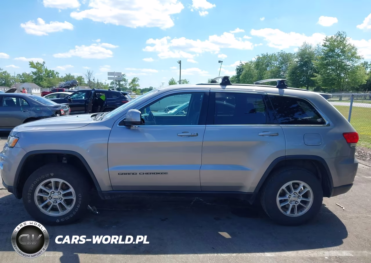 2018 Jeep Grand Cherokee Laredo 4X4 VIN:1C4RJFAGXJC276513 - 14