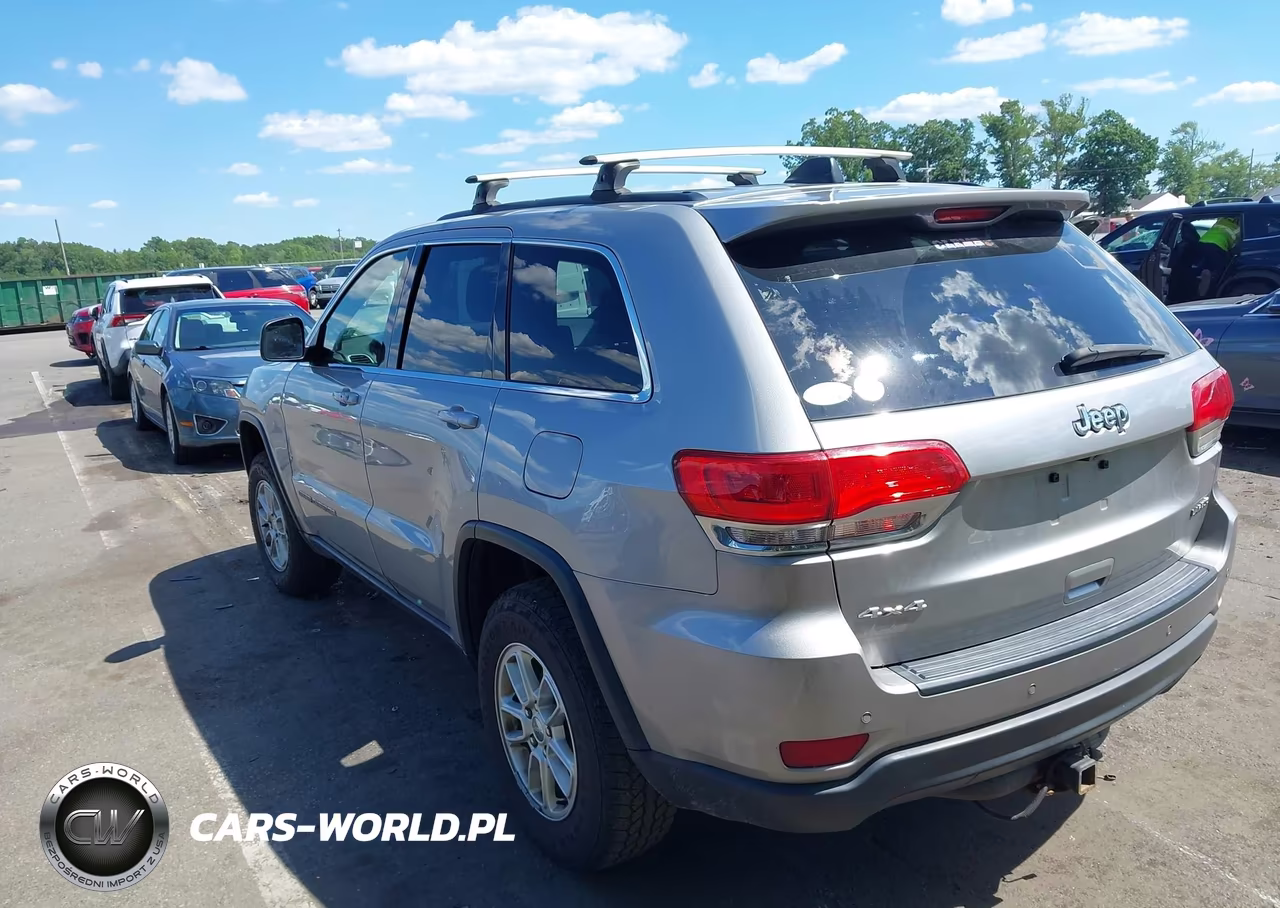 2018 Jeep Grand Cherokee Laredo 4X4 VIN:1C4RJFAGXJC276513 - 3