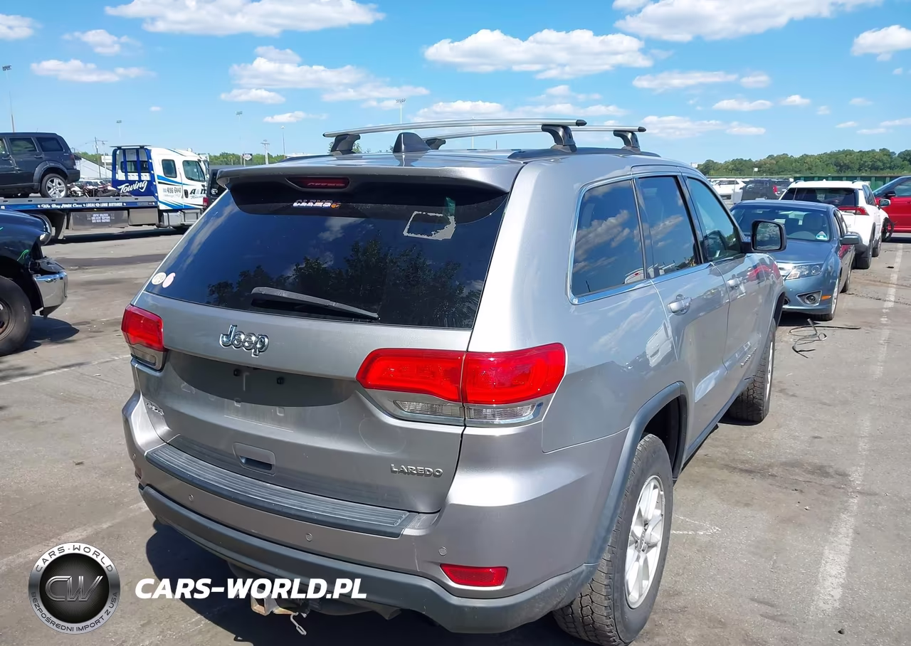 2018 Jeep Grand Cherokee Laredo 4X4 VIN:1C4RJFAGXJC276513 - 4
