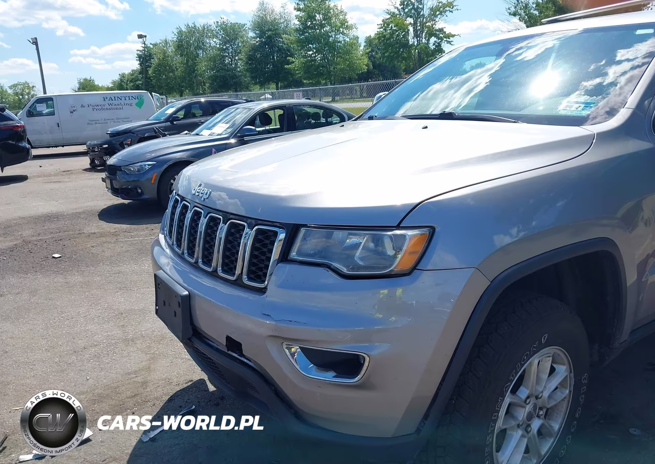 2018 Jeep Grand Cherokee Laredo 4X4 VIN:1C4RJFAGXJC276513 - 6
