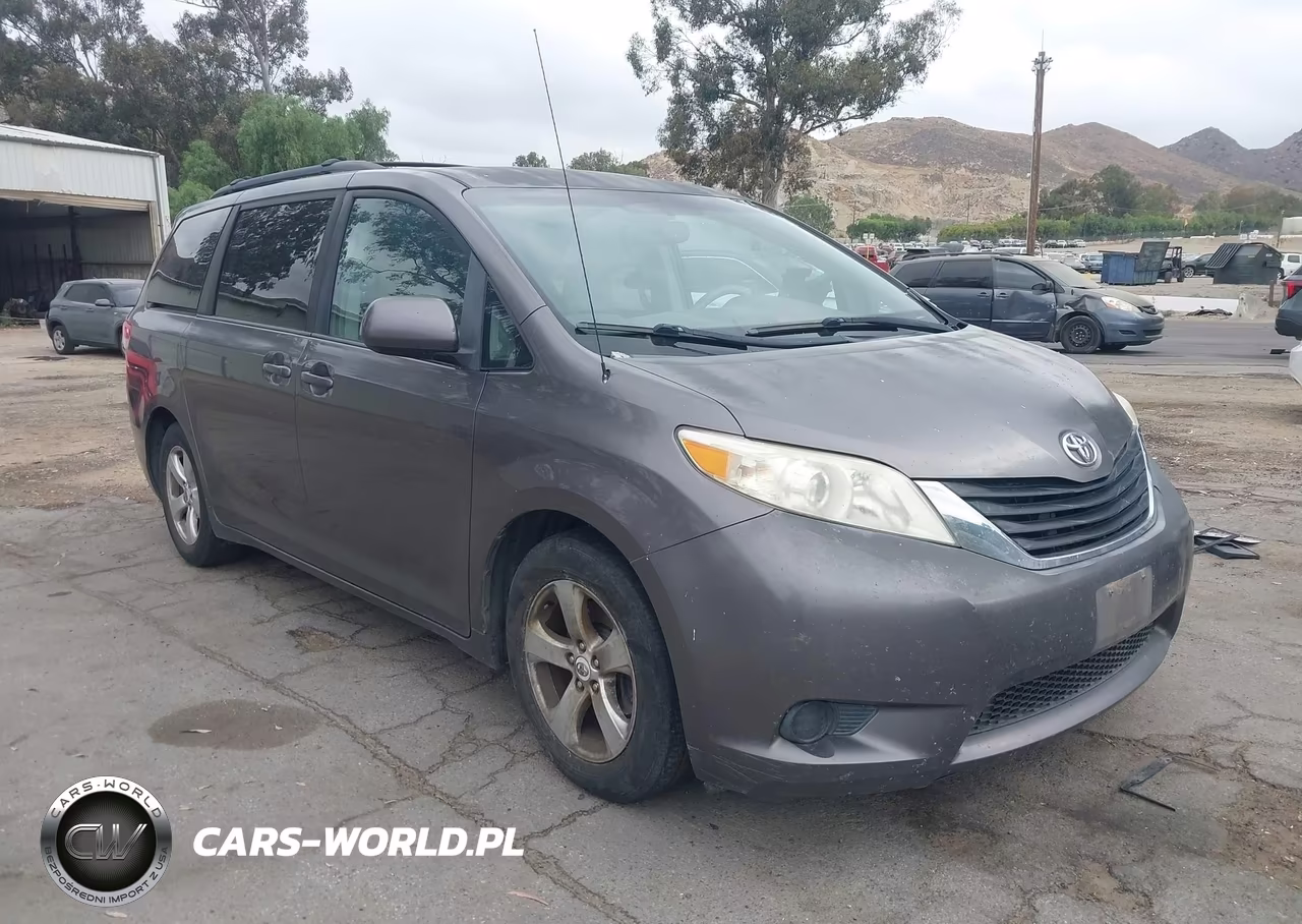 2012 Toyota Sienna Le V6 8 Passenger