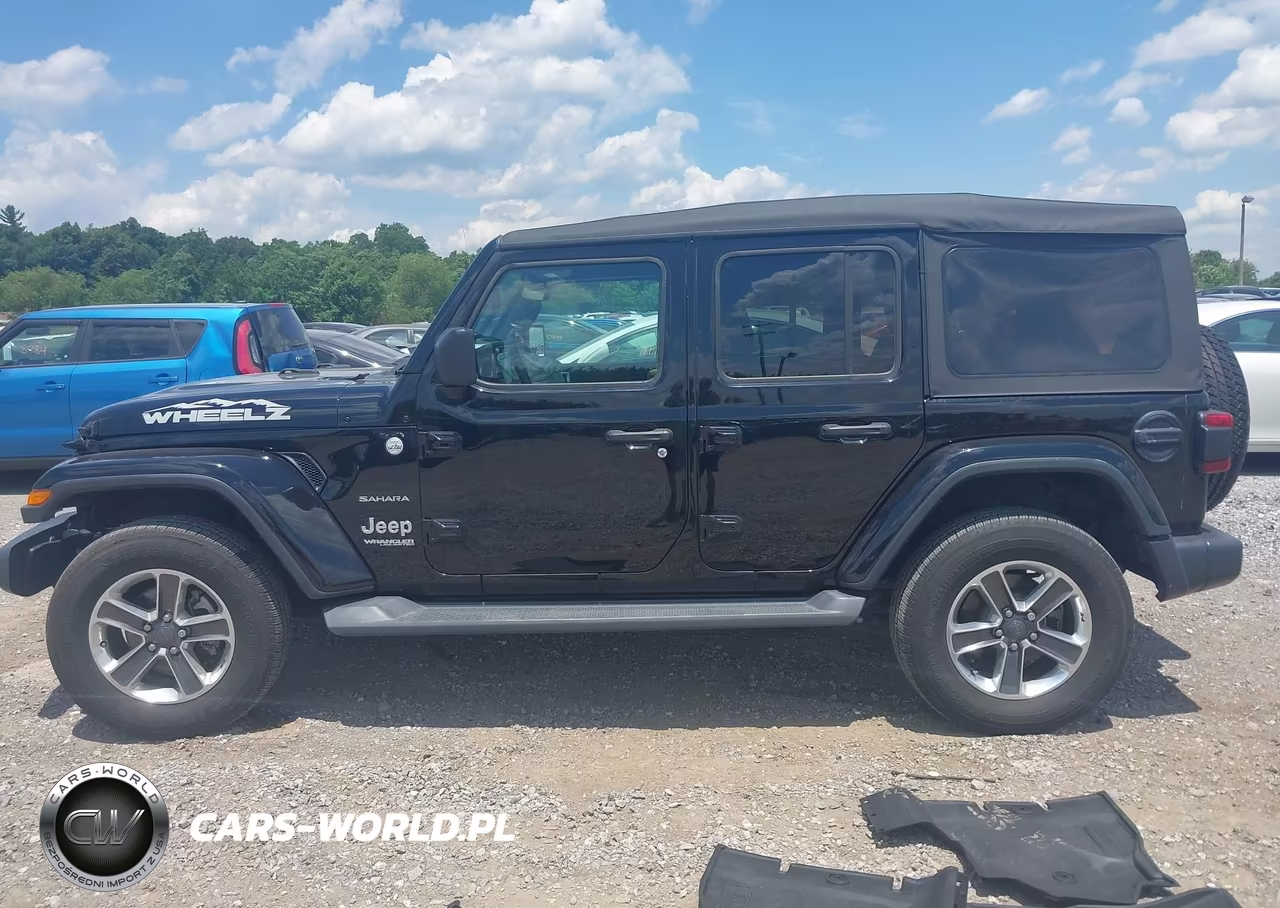 2018 Jeep Wrangler Unlimited Sahara 4X4 VIN:1C4HJXEN2JW182859 - 14
