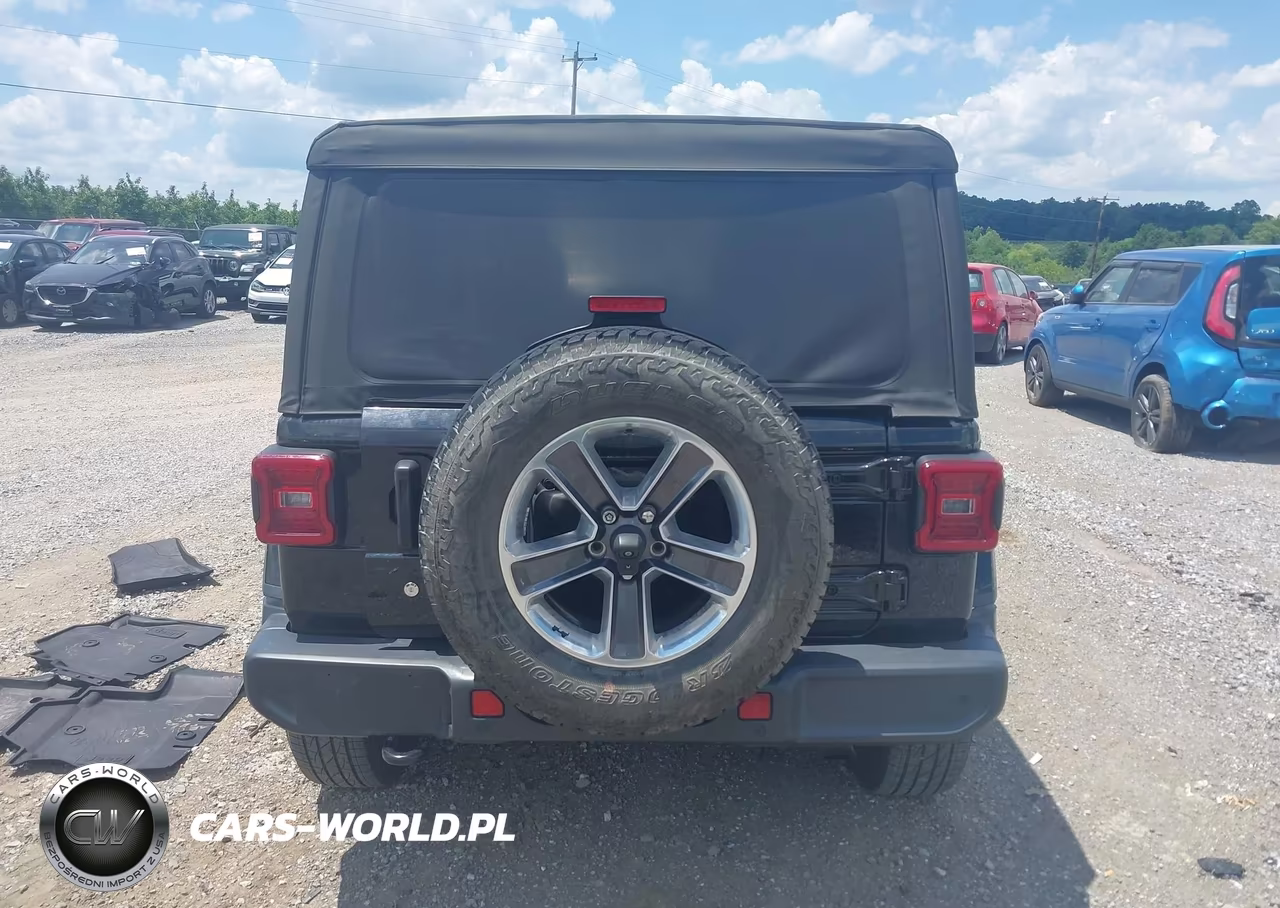 2018 Jeep Wrangler Unlimited Sahara 4X4 VIN:1C4HJXEN2JW182859 - 16