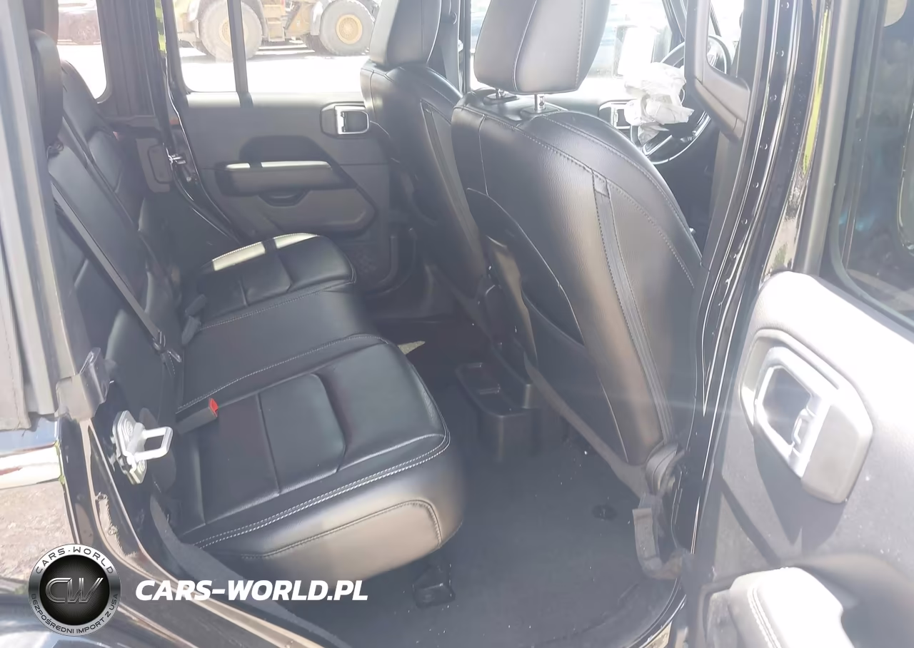 2018 Jeep Wrangler Unlimited Sahara 4X4 VIN:1C4HJXEN2JW182859 - 8