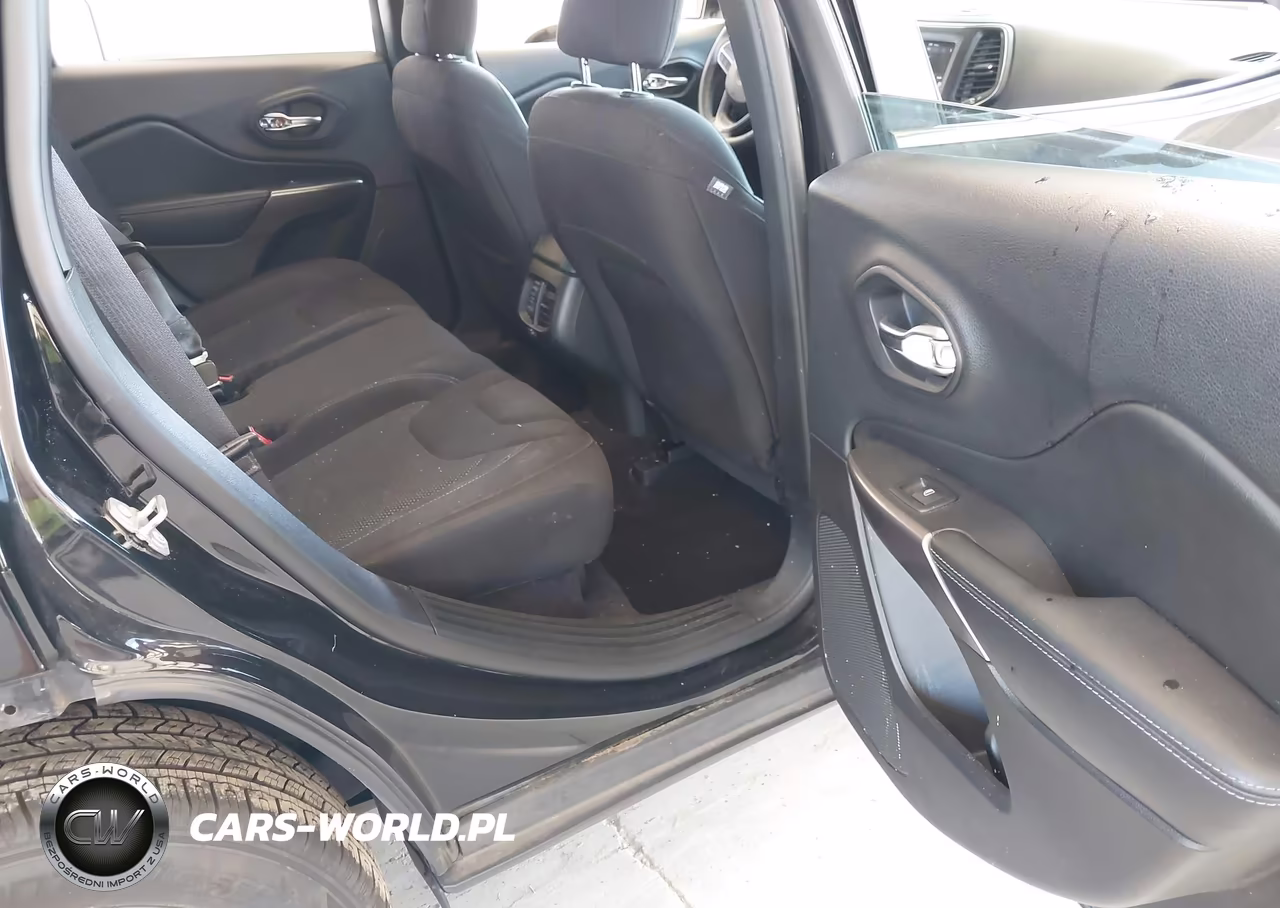 2019 Jeep Cherokee Latitude 4X4 VIN:1C4PJMCB7KD257717 - 8