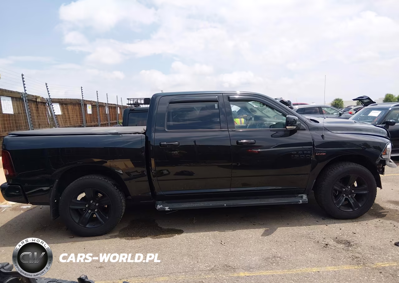 2018 Ram 1500 Sport VIN:1C6RR7MT8JS240937 - 14