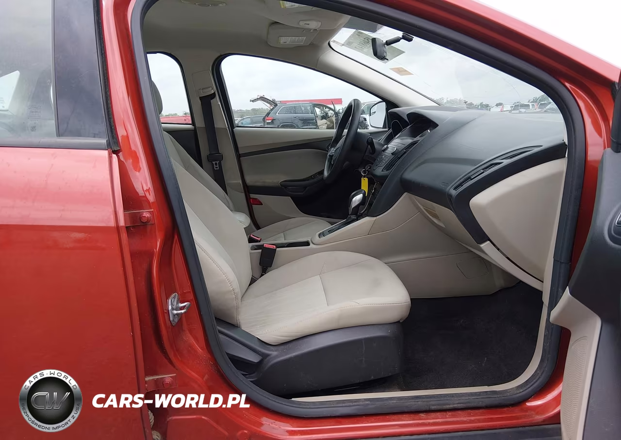 2018 Ford Focus Se VIN:1FADP3F25JL316670 - 5