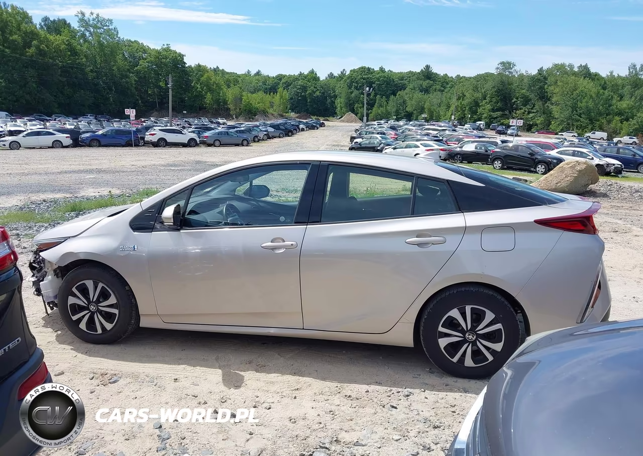 2018 Toyota Prius Prime Plus VIN:JTDKARFPXJ3087002 - 14