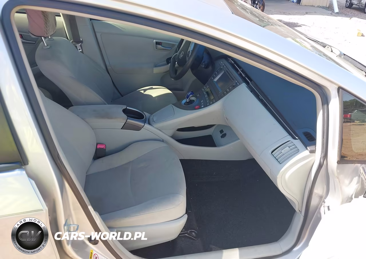 2013 Toyota Prius Two VIN:JTDKN3DU8D5547647 - 5