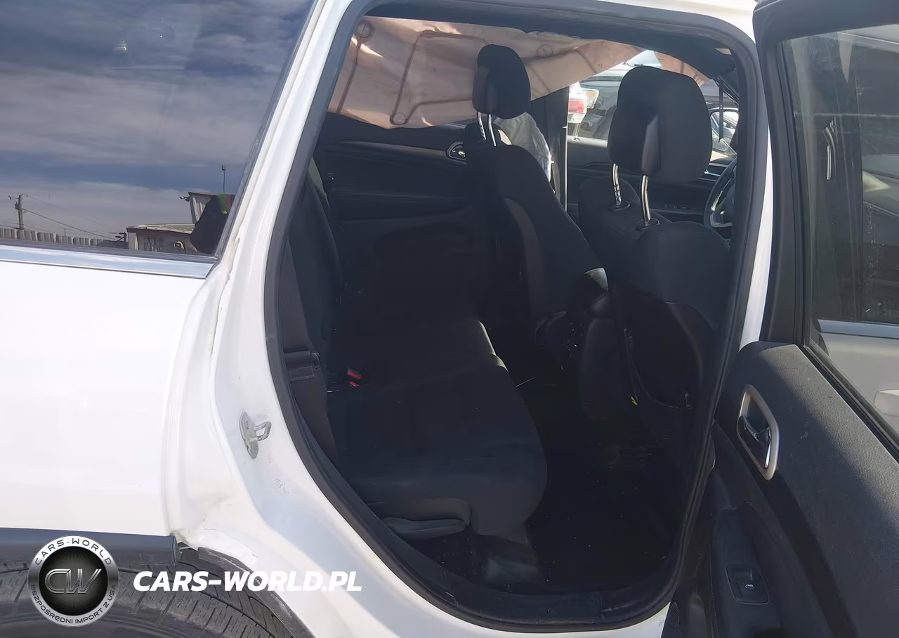 2014 Jeep Grand Cherokee Laredo VIN:1C4RJFAGXEC565932 - 8
