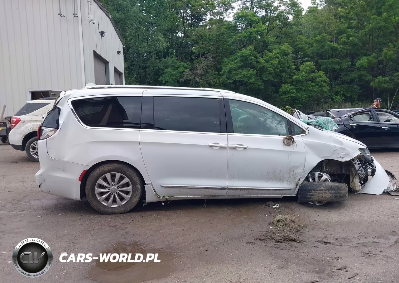 2018 Chrysler Pacifica Touring L VIN:2C4RC1BG4JR127503 - 13