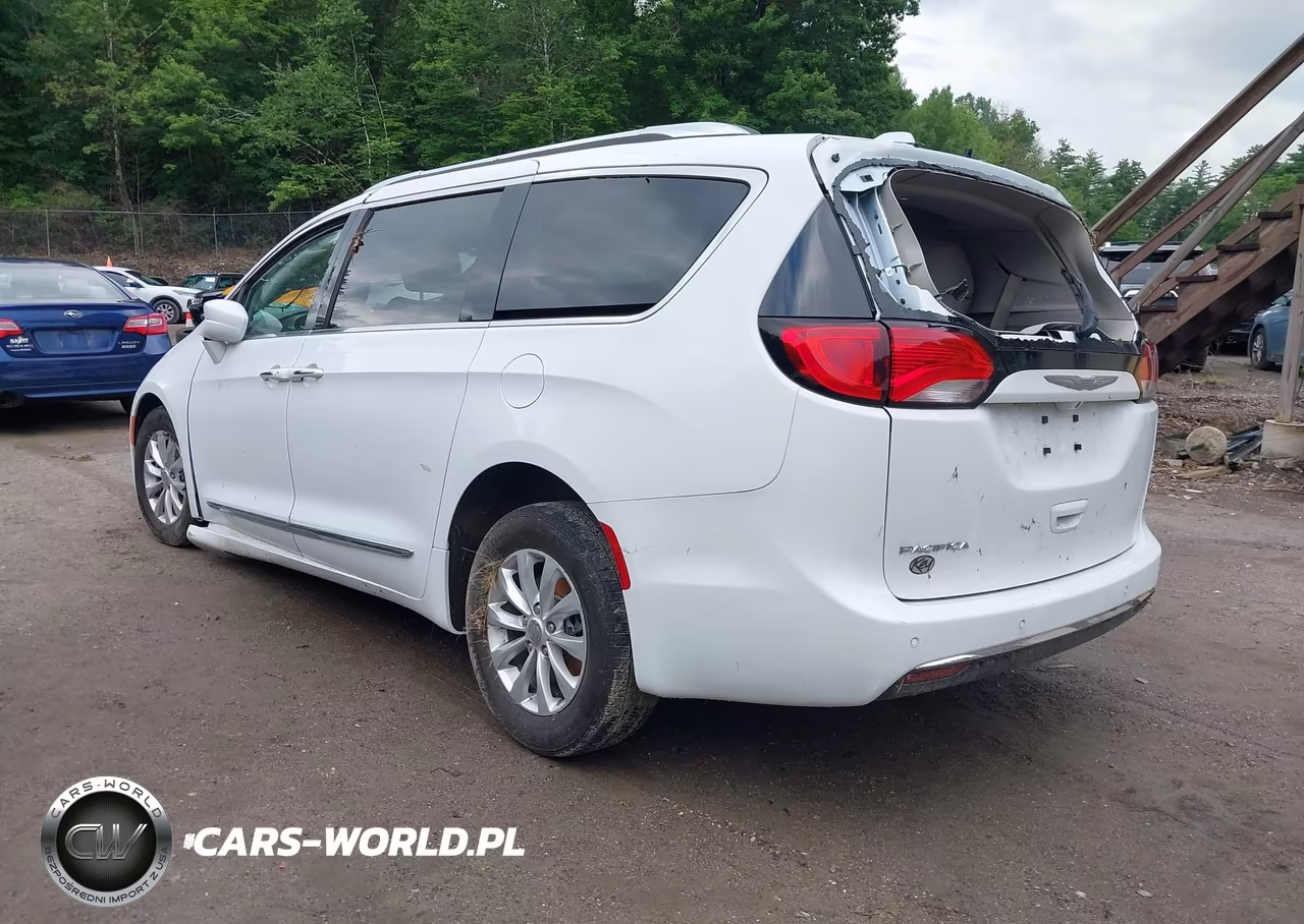 2018 Chrysler Pacifica Touring L VIN:2C4RC1BG4JR127503 - 3