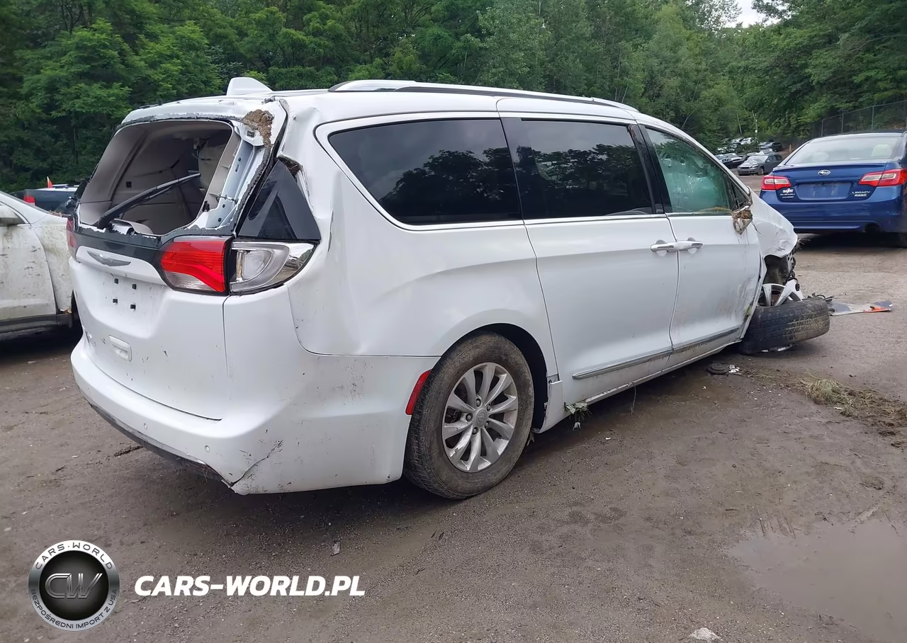 2018 Chrysler Pacifica Touring L VIN:2C4RC1BG4JR127503 - 4