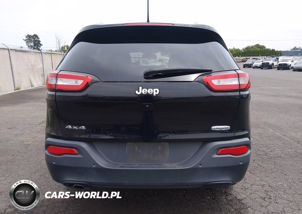 2018 Jeep Cherokee Latitude 4X4 VIN:1C4PJMCB5JD535352 - 16