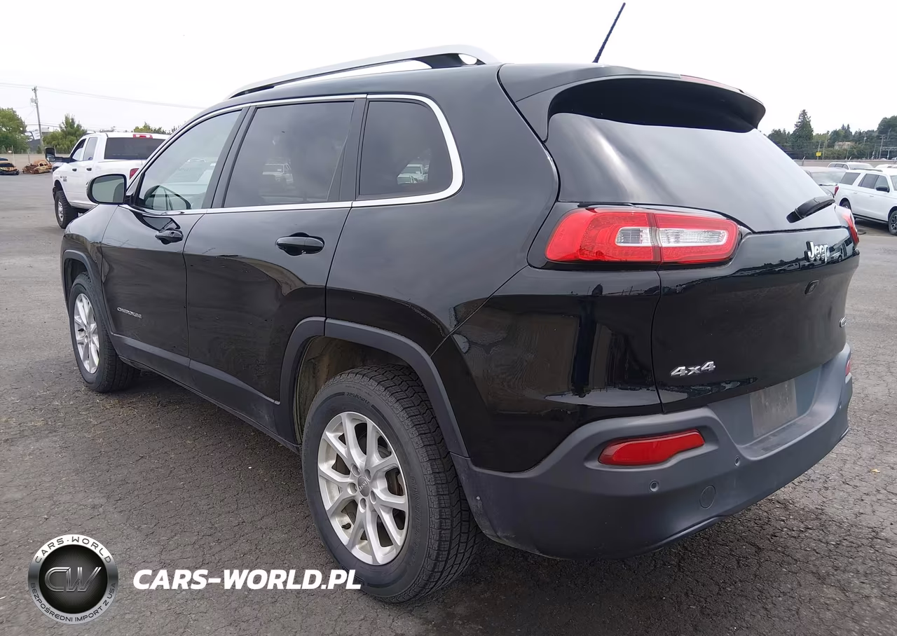 2018 Jeep Cherokee Latitude 4X4 VIN:1C4PJMCB5JD535352 - 3