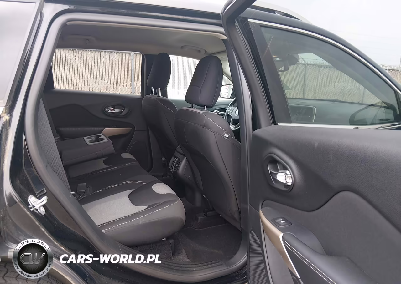 2018 Jeep Cherokee Latitude 4X4 VIN:1C4PJMCB5JD535352 - 8