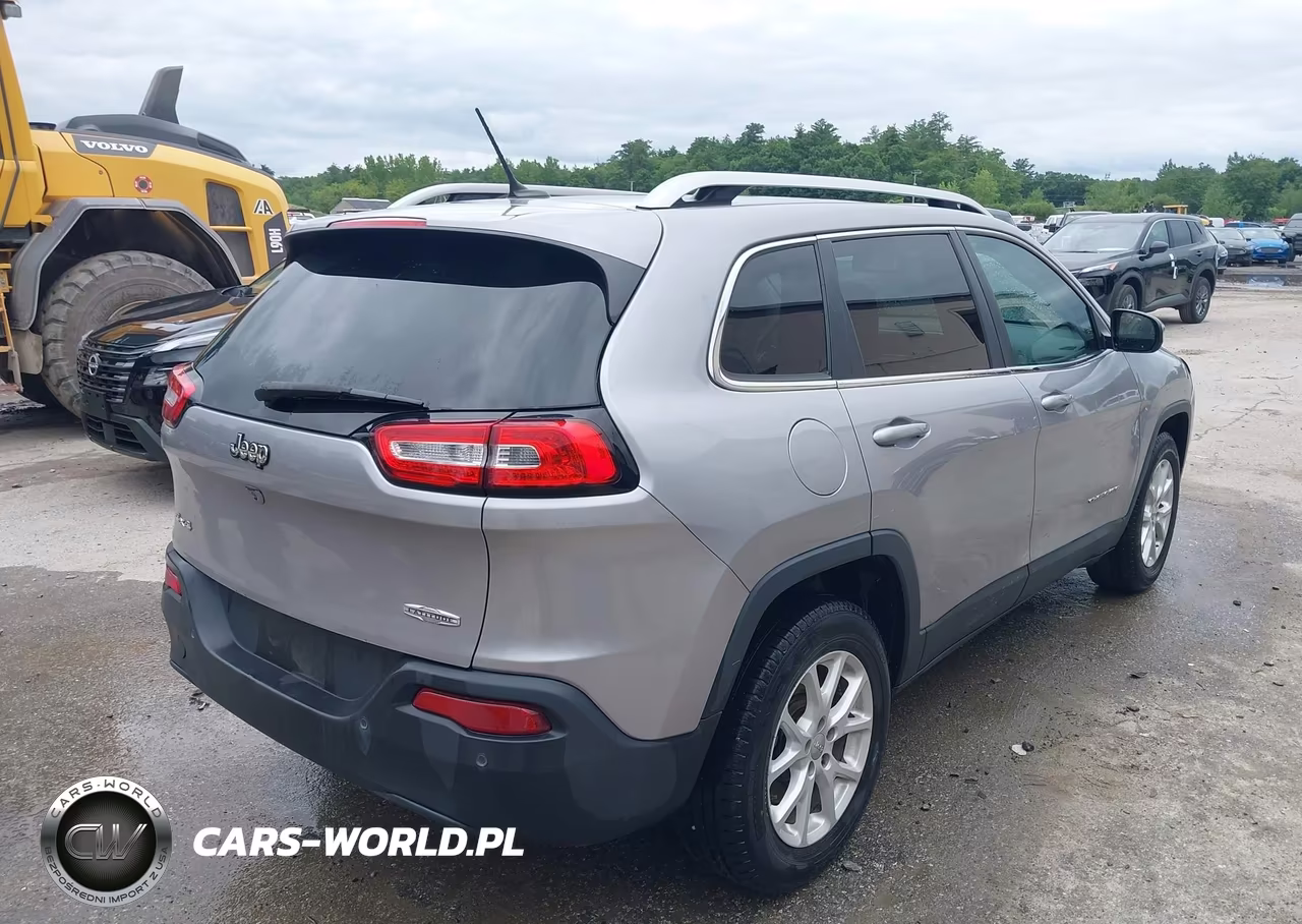 2018 Jeep Cherokee Latitude 4X4 VIN:1C4PJMCB7JD580986 - 4