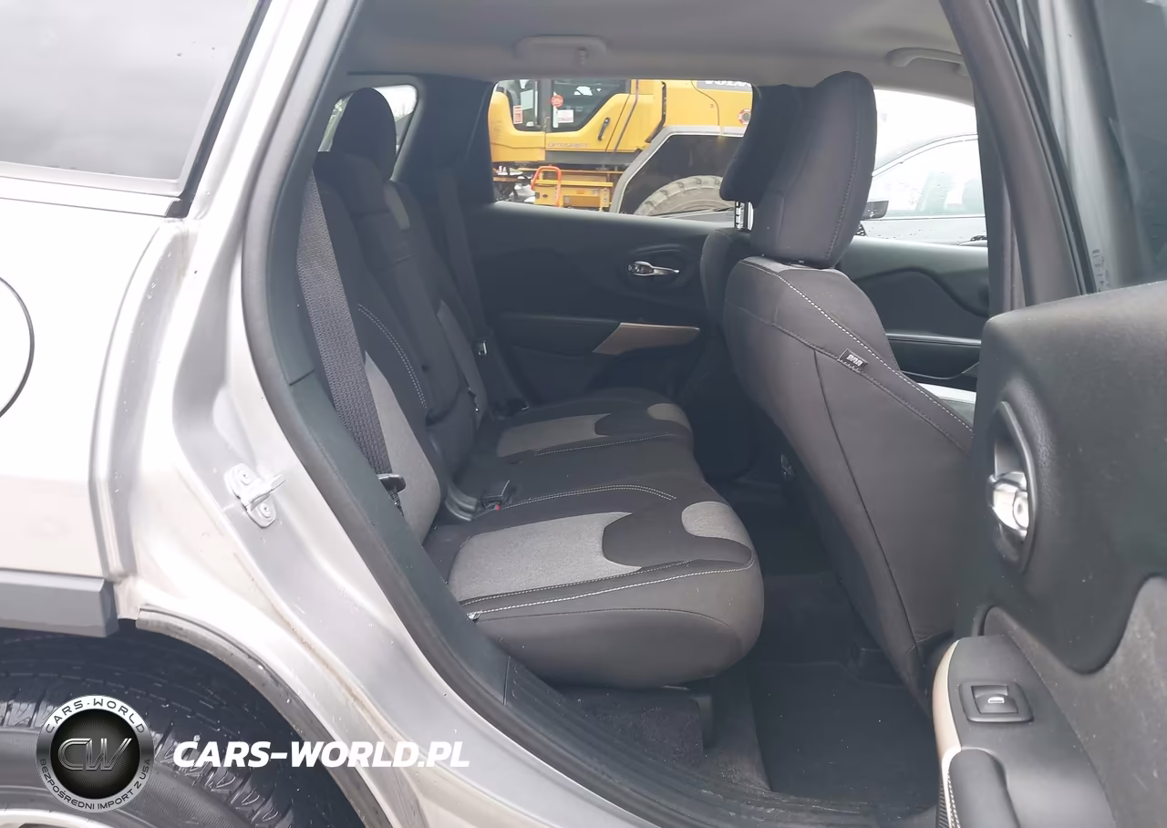 2018 Jeep Cherokee Latitude 4X4 VIN:1C4PJMCB7JD580986 - 8