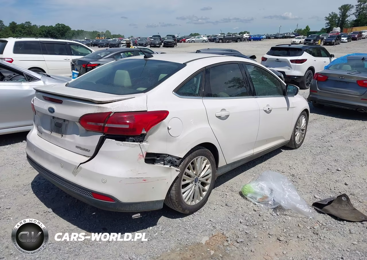 2018 Ford Focus Titanium VIN:1FADP3J22JL253079 - 4