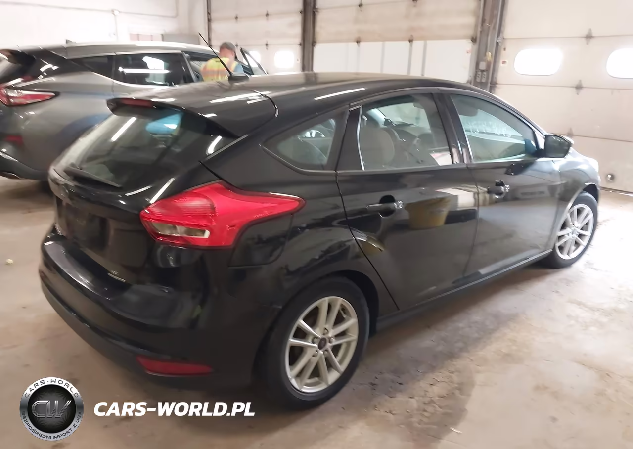 2015 Ford Focus Se VIN:1FADP3K26FL375109 - 4