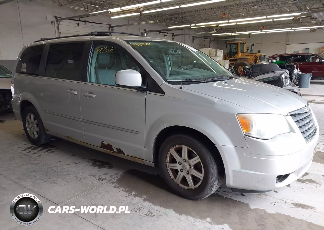 2010 Chrysler Town & Country Touring – zdjęcie 1 z 12