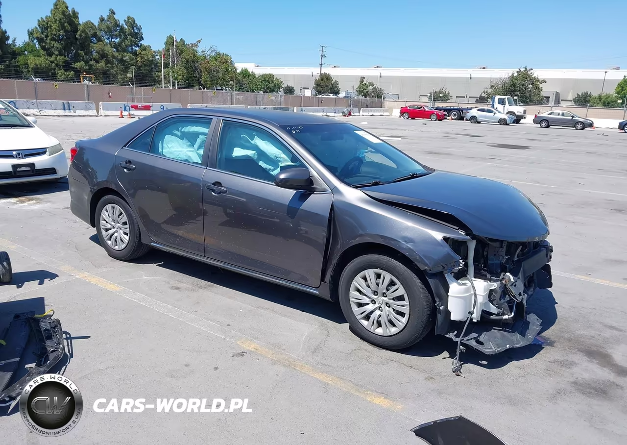 2014 Toyota Camry Le – zdjęcie 1 z 17
