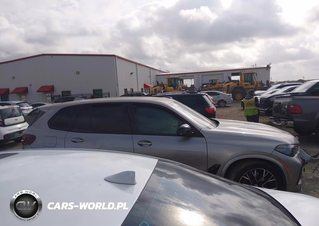 2023 BMW X5 M VIN:5YMJU0C04P9N47838 - 13