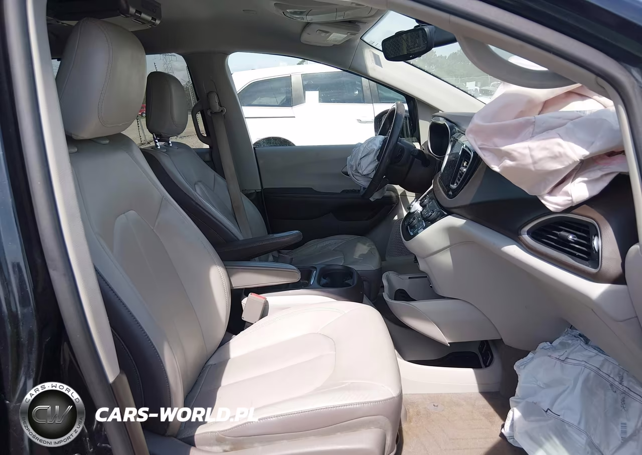 2017 Chrysler Pacifica Touring-L VIN:2C4RC1BG1HR503634 - 5