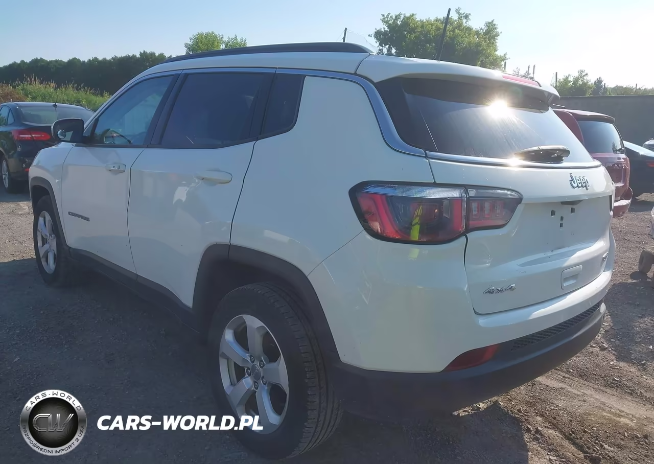 2018 Jeep Compass Latitude 4X4 VIN:3C4NJDBBXJT113077 - 3