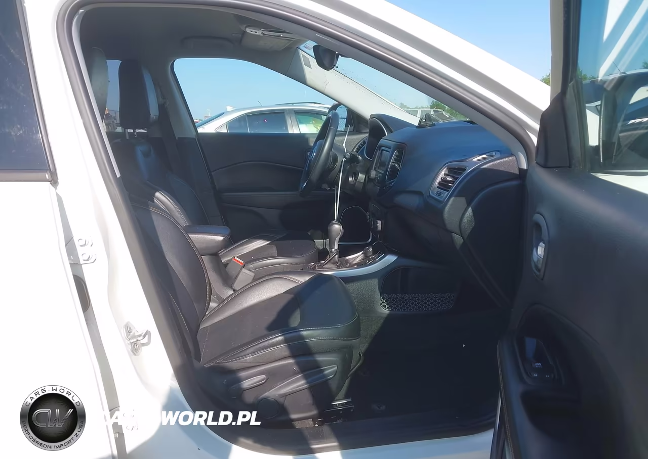 2018 Jeep Compass Latitude 4X4 VIN:3C4NJDBBXJT113077 - 5