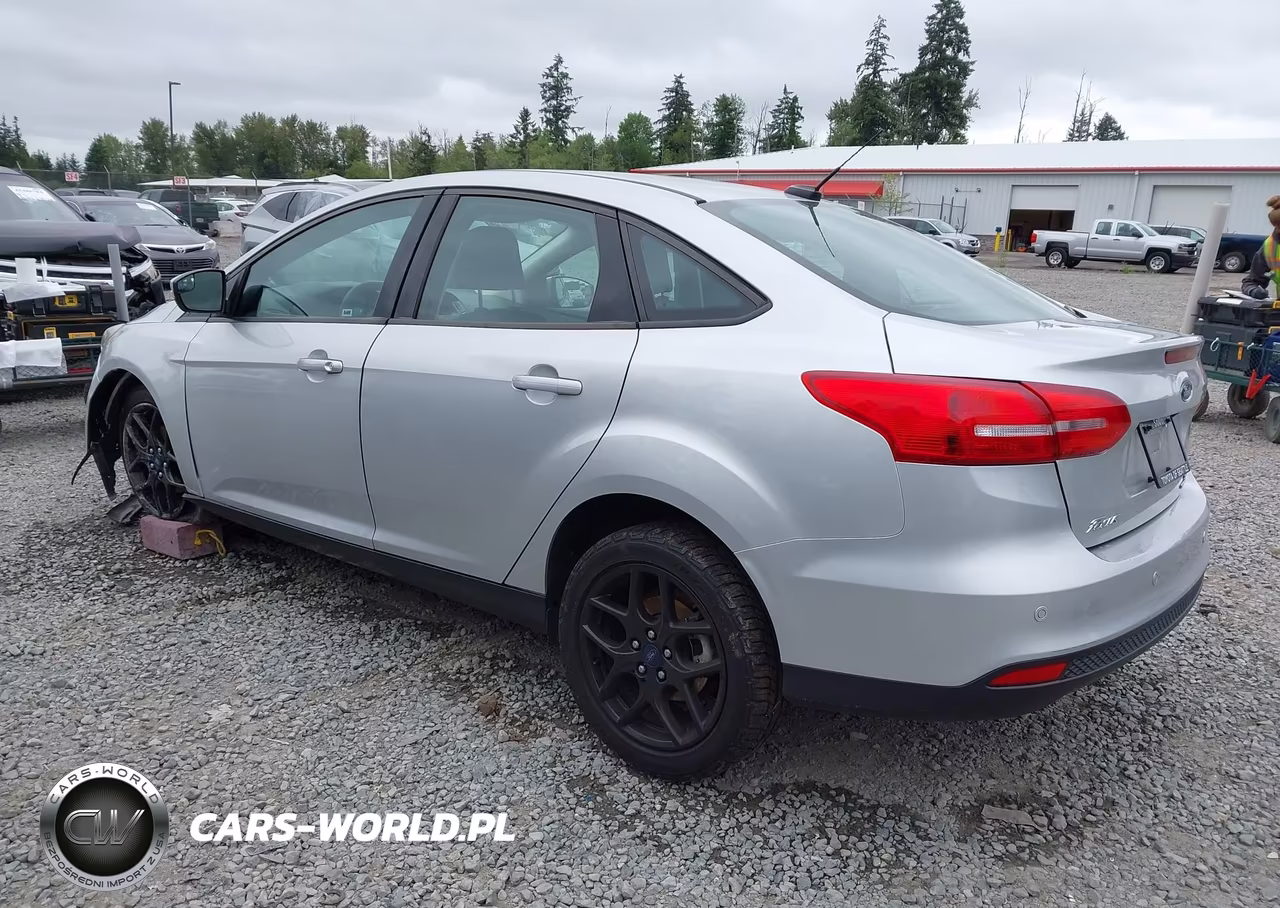 2016 Ford Focus Se VIN:1FADP3F23GL286271 - 3
