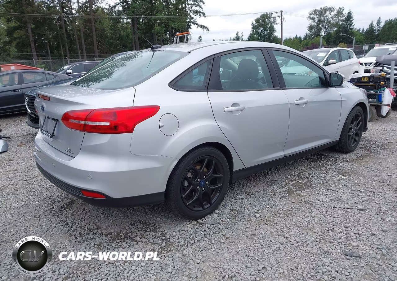 2016 Ford Focus Se VIN:1FADP3F23GL286271 - 4