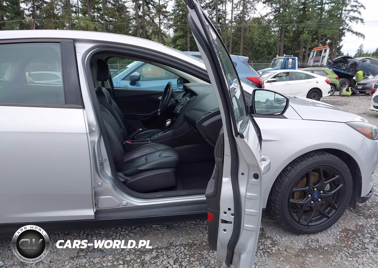 2016 Ford Focus Se VIN:1FADP3F23GL286271 - 5