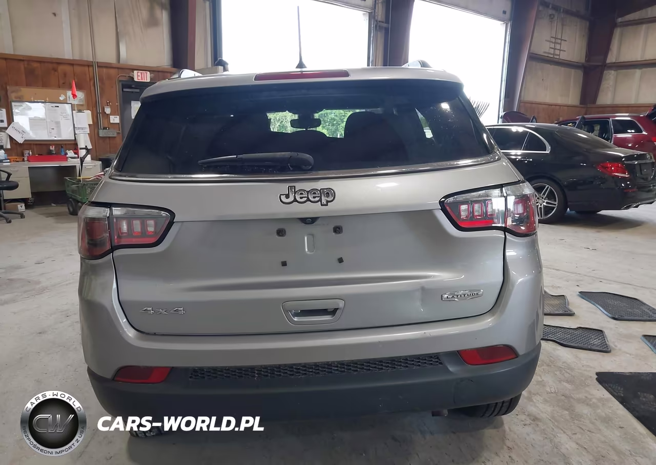 2018 Jeep Compass Latitude 4X4 VIN:3C4NJDBB9JT440683 - 16