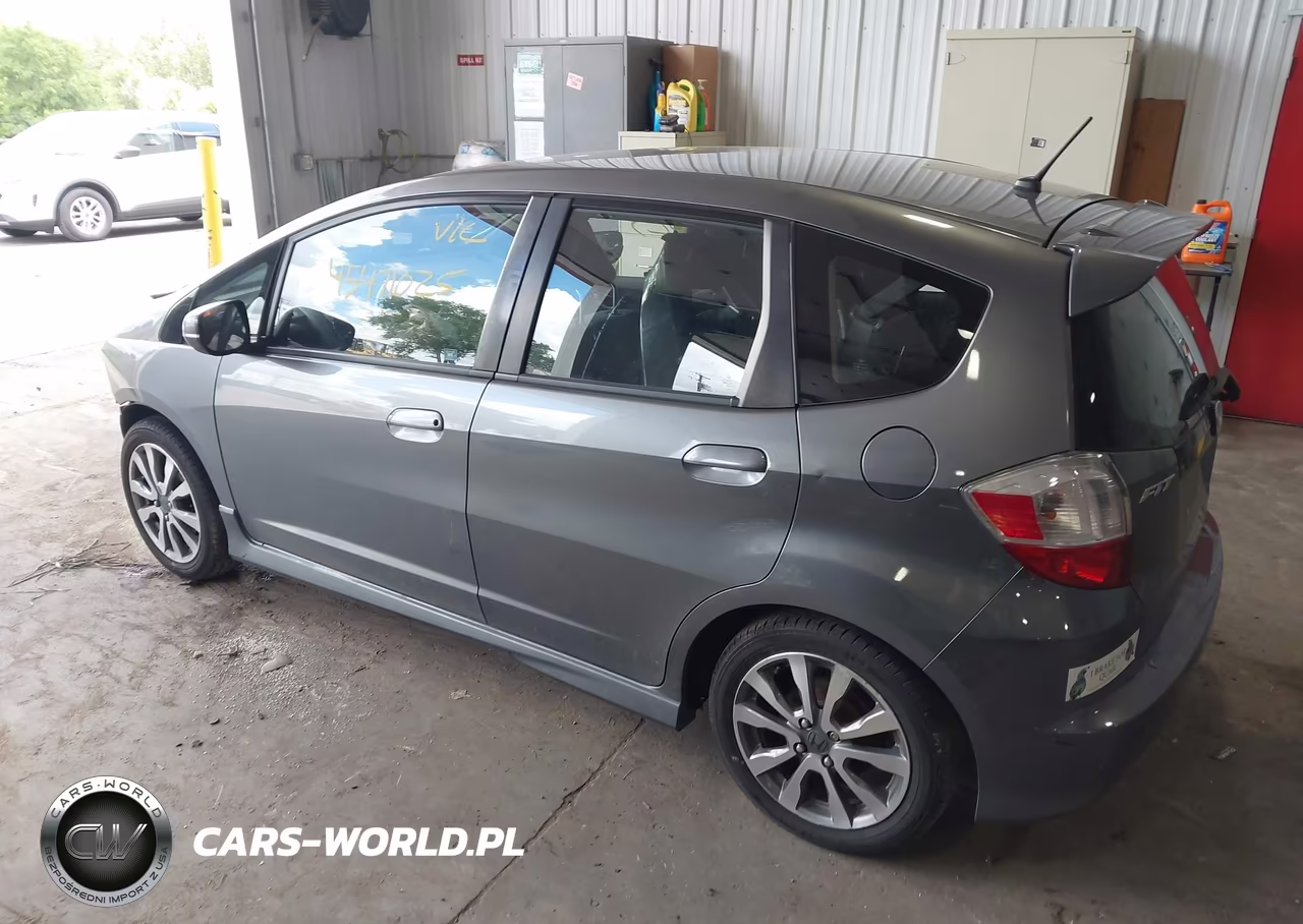 2013 Honda Fit Sport VIN:JHMGE8H59DC077886 - 3