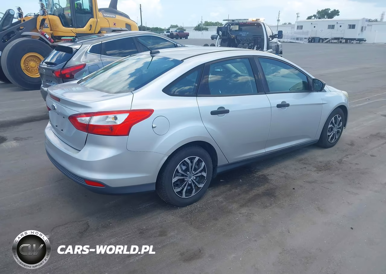 2012 Ford Focus S VIN:1FAHP3E25CL182717 - 4