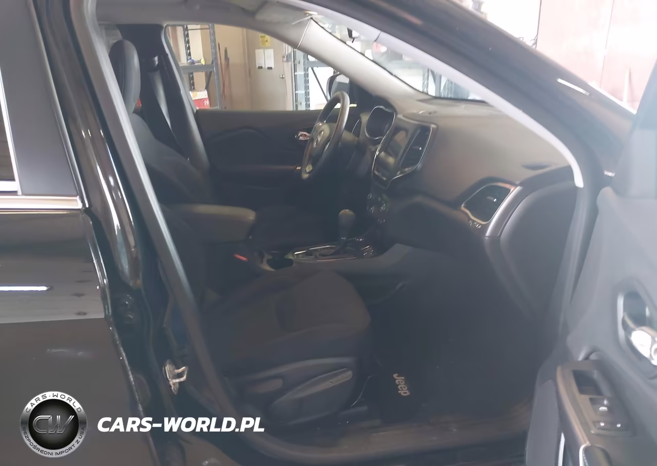 2019 Jeep Cherokee Latitude 4X4 VIN:1C4PJMCB0KD343628 - 5